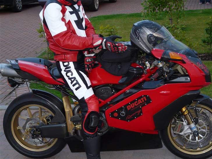 Ducati 999R - Mig lige før jeg kørte til Dk sidste sommer fra scotland. skagen og funs mc festival gik turen til :) billede 1