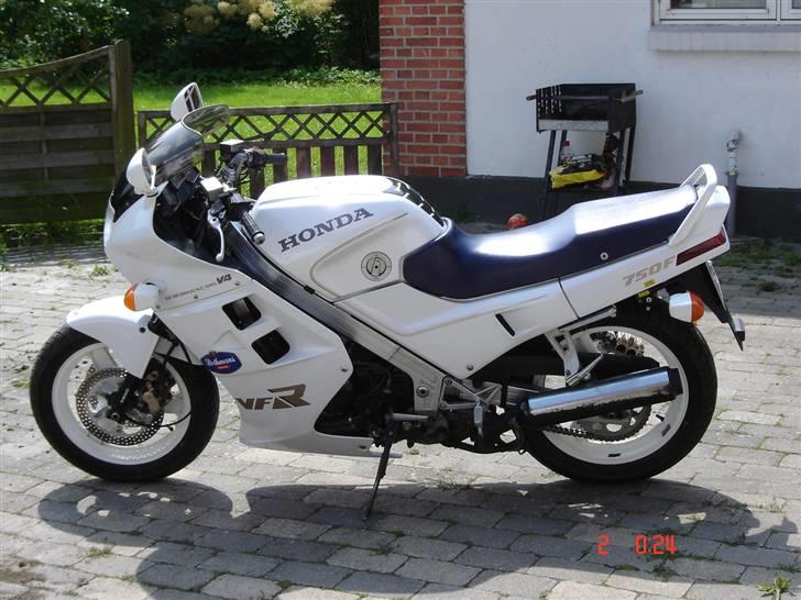 Honda vfr 750 f rc24 billede 8