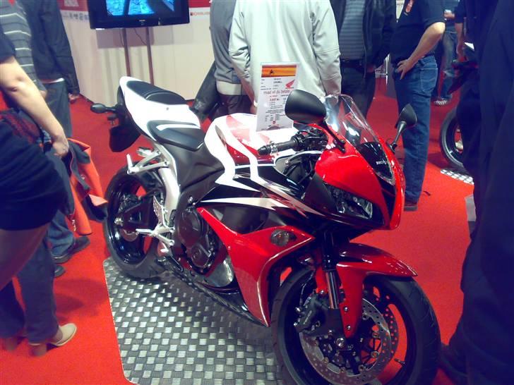 Honda CBR600RR "Solgt" - det er så den nye 08 model man kan hurtigt købe en "gamle" model ;o) billede 2