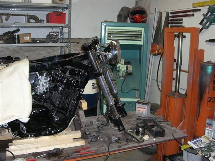 Suzuki gsxr1100 - nu har jeg været i gang med ombygningen et stykke tid,den skulle gerne enden som en lækker fighter.... stor rund forlygte og et par robuste lygterholdere :-) billede 9