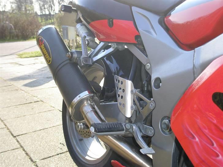 Kawasaki ZX9R "Den Røde Baron" - Gammel stel farve... Akrapovic, FED hæs lyd og kevlar Hugger billede 5