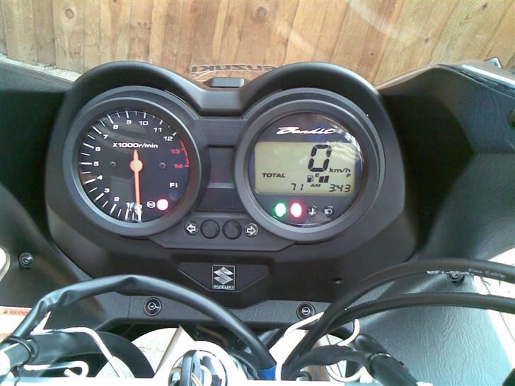 Suzuki GSF 650 SA K8 Bandit - 71 km på tælleren er jo ikke meget :-) billede 2