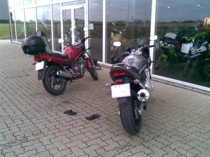 Suzuki GSF 650 SA K8 Bandit - Ja der står min Yamaha XJ´er sammen med min nye Bandit , håber jeg får ligeså mange gode timer på den som på den gamle :-) billede 3