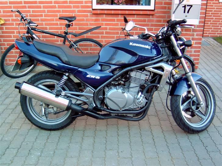 Kawasaki ER 5 **Totalskadet** - Sådan så den ud, da jeg hentede den 11/5-2005 billede 11