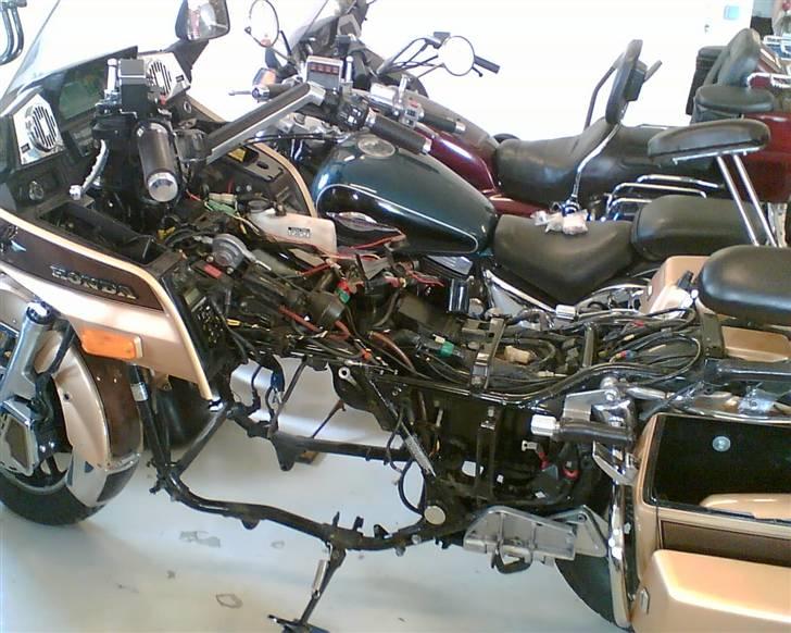 Honda GoldWing 1200 LTD - Vinterklargøring motor demonteret. billede 3