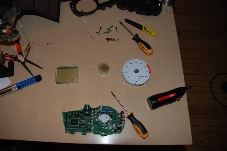 Yamaha YZF R6 - Speedometer komplet skilt ad, for at skifte de små SMD dioder til blaa billede 15