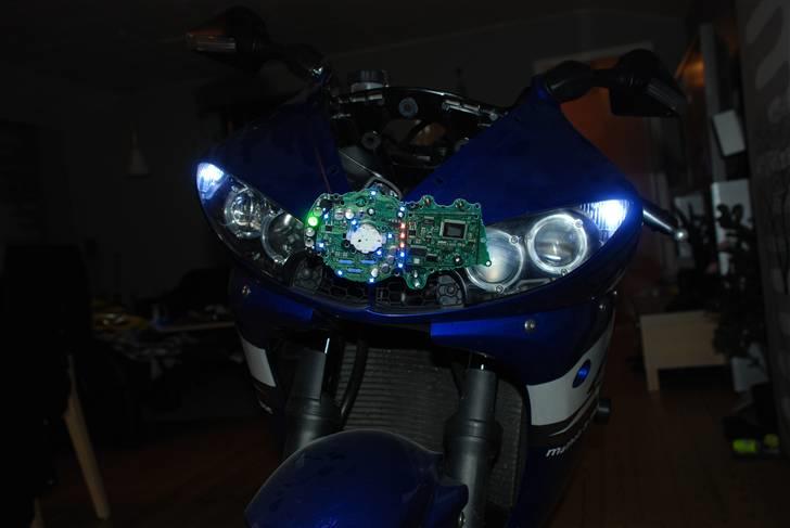 Yamaha YZF R6 - Her ses forskellen fra de resterende 3 røde SMD dioder, til de nye billede 16