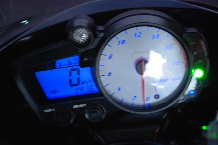 Yamaha YZF R6 - Speedometer samlet og virker som det skal nu med blåt lys :D billede 17