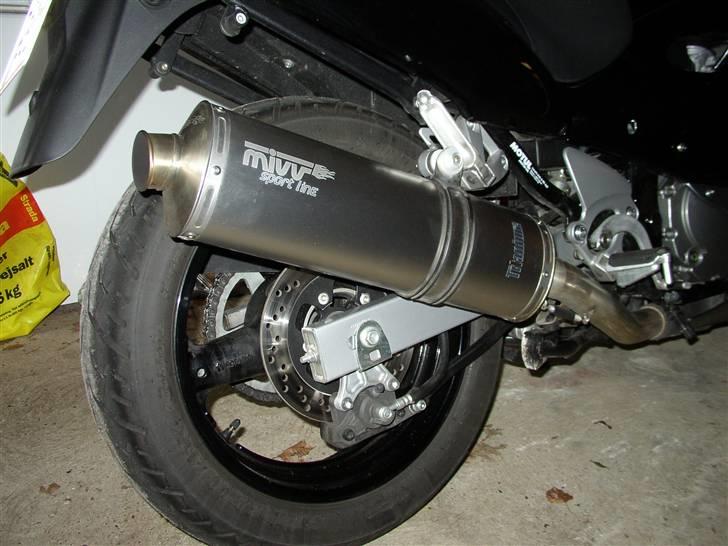 Suzuki GSX750F K6 - Ja, det er så udstødningen. den lyder af lidt mere end originalen. billede 4