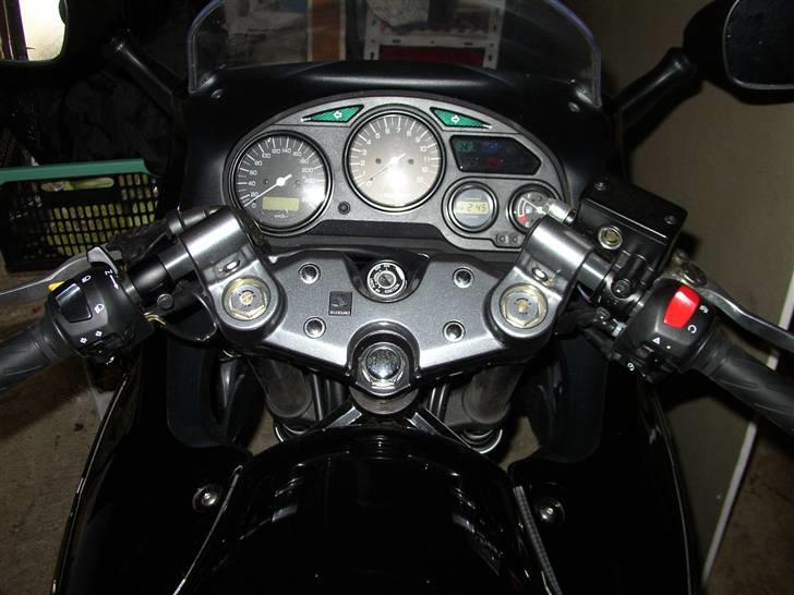 Suzuki GSX750F K6 - En del af udsigten fra min plads.  billede 5