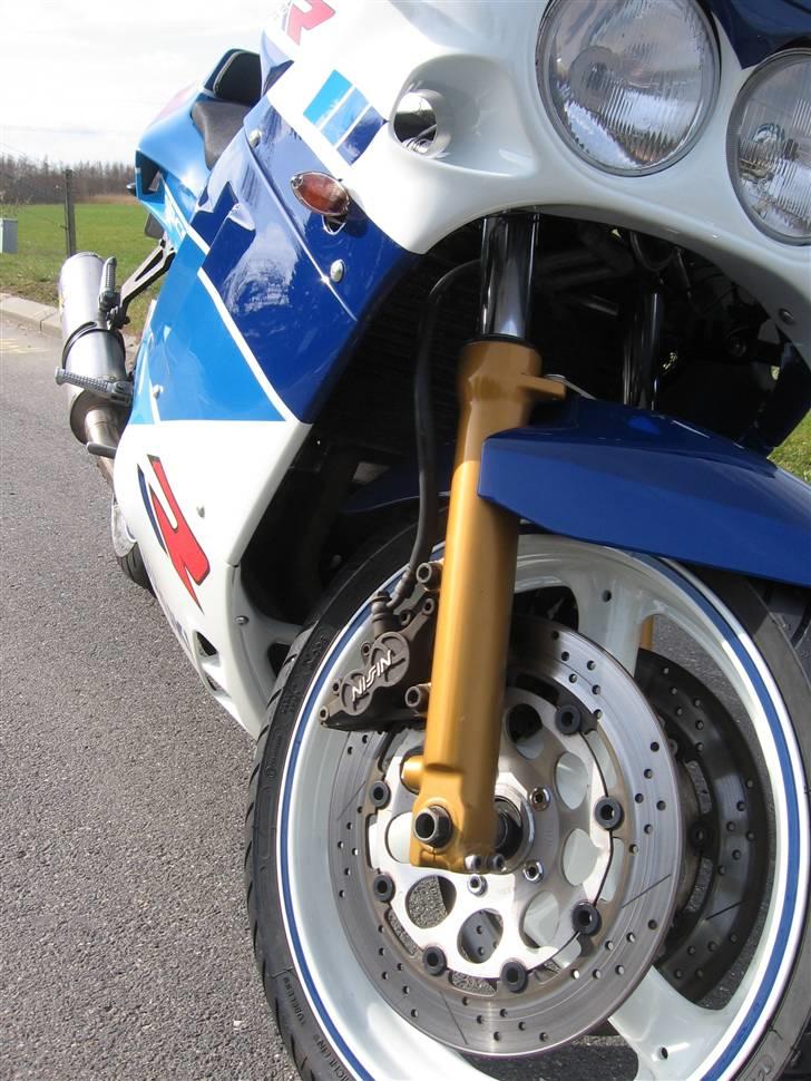 Suzuki Gsxr 750    SOLGT - Guld farvede forgaffelben. Synes de lige gir det sidste "løft" billede 12