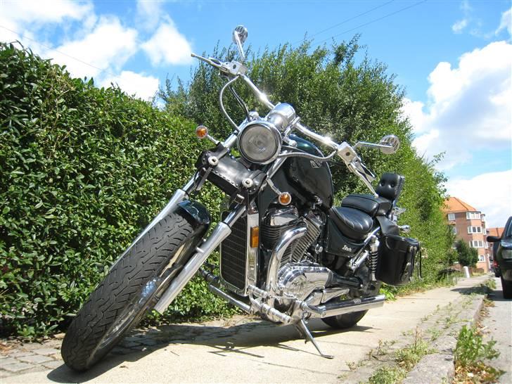 Suzuki VS 700 Intruder *solgt* - Fra i sommers da jeg havde taskerne på og en anden opsætning af styret billede 4