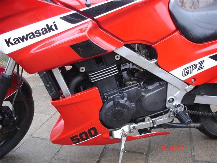 Kawasaki GPZ 500 S - motorren er pæn og ren, men skal nok shines lidt opÆv billede 4