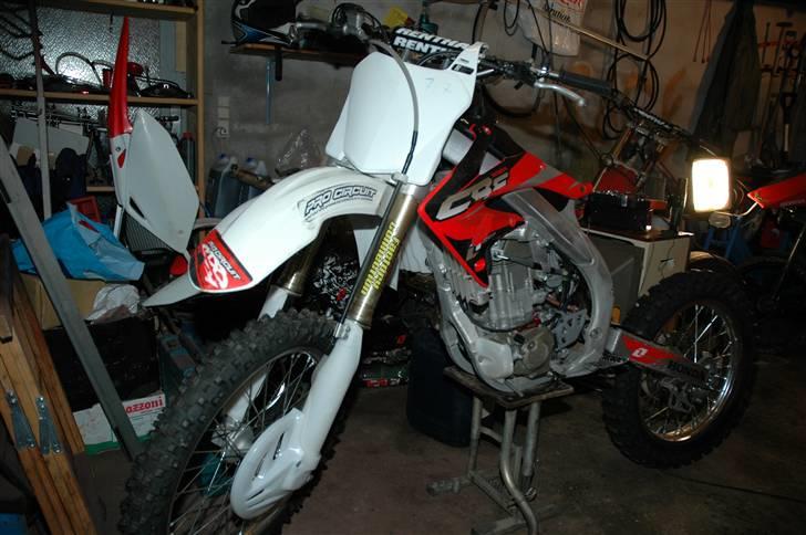 Honda CRF 450 R8 - Puha, den er ikke speciel køn med de gamle skærme billede 3