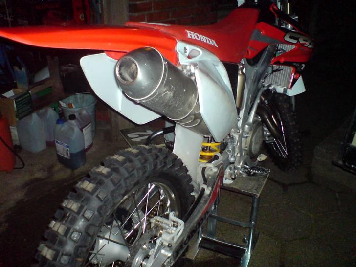 Honda CRF 450 R8 - Den larmer lidt mere med skorstensrøret på :P billede 4