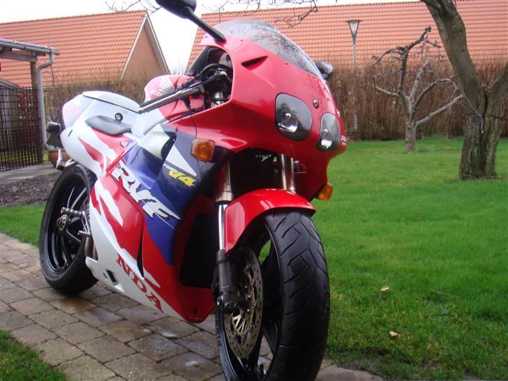 Honda RVF 400 (TOTAL SKADET) billede 1