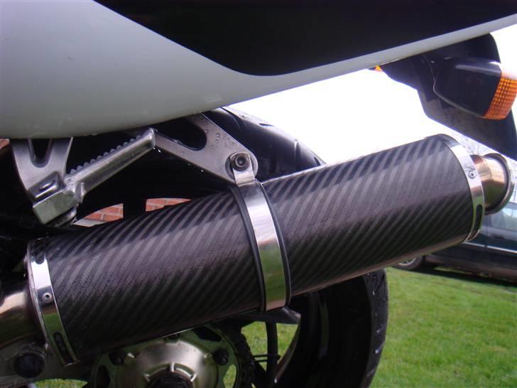 Honda RVF 400 (TOTAL SKADET) billede 3