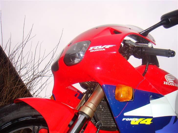 Honda RVF 400 (TOTAL SKADET) billede 4