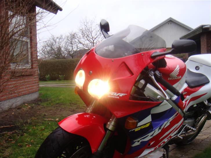 Honda RVF 400 (TOTAL SKADET) billede 8