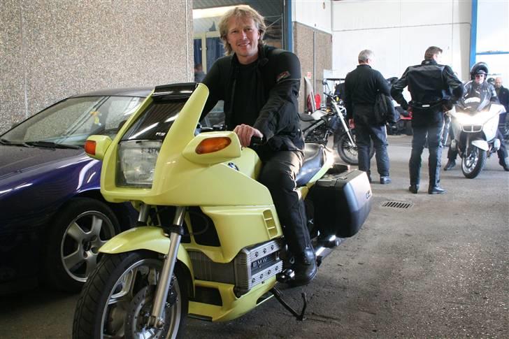 BMW K 100 RS - En glad mand, med sin nye cykel. billede 3