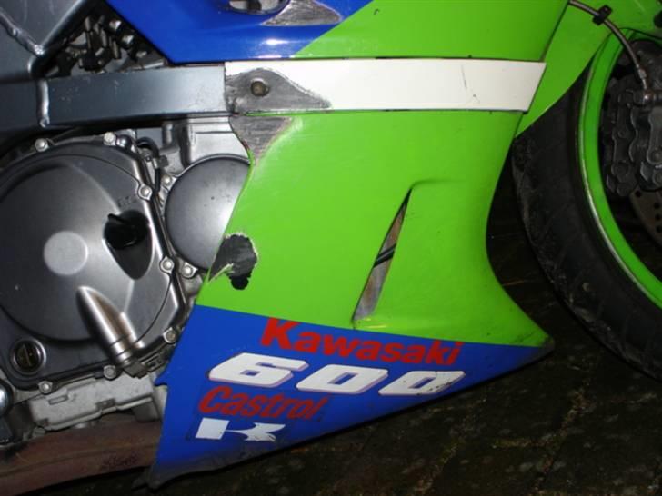 Kawasaki ZZR 600    * solgt * - Lidt ridser i lakken efter en forsigtigt fald.. billede 18