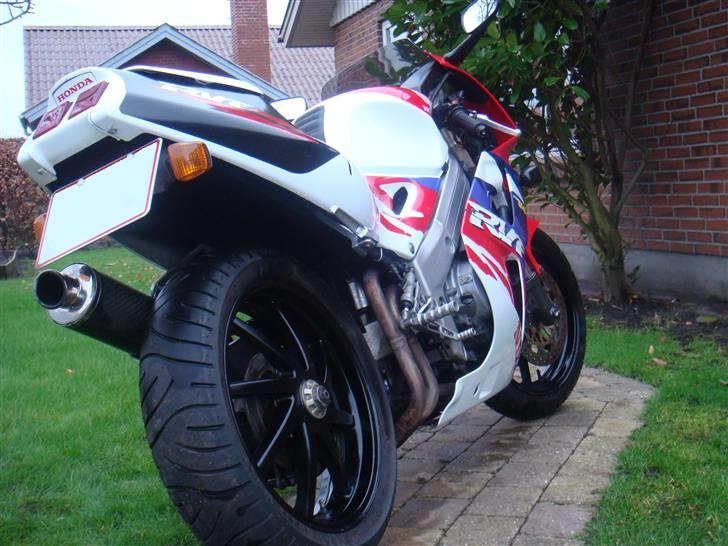 Honda RVF 400 (TOTAL SKADET) billede 11