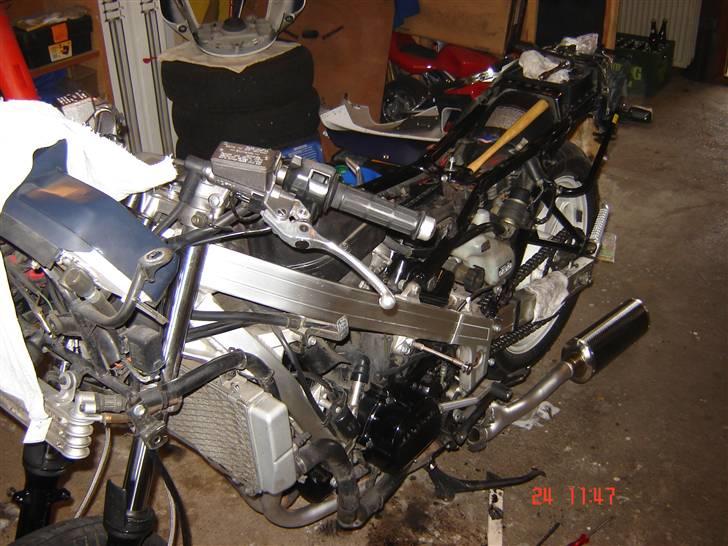Honda vfr - Den blev skilt ad (undtagen motor) da jeg købte den, da det er en ældre dame, skulle stellet lige kontrolleres billede 3