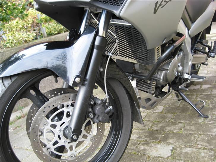 Suzuki DL 650K4 V-Strom - Hjemmelavet skærmflapforlænger, armerede bremseslanger, rustfri covers til kølerne billede 12