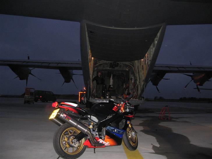 Aprilia RSV Mille R - Så er Biken kommet på dansk jord... Med ekspress airway delivery :)  11.03.08 billede 4