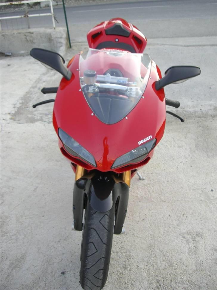 Ducati 1098S (solgt) - One mean machine. De spejle er ikke til en skid. man kigger lige ind i sine arme. De må betegnes som dødvægt. billede 3