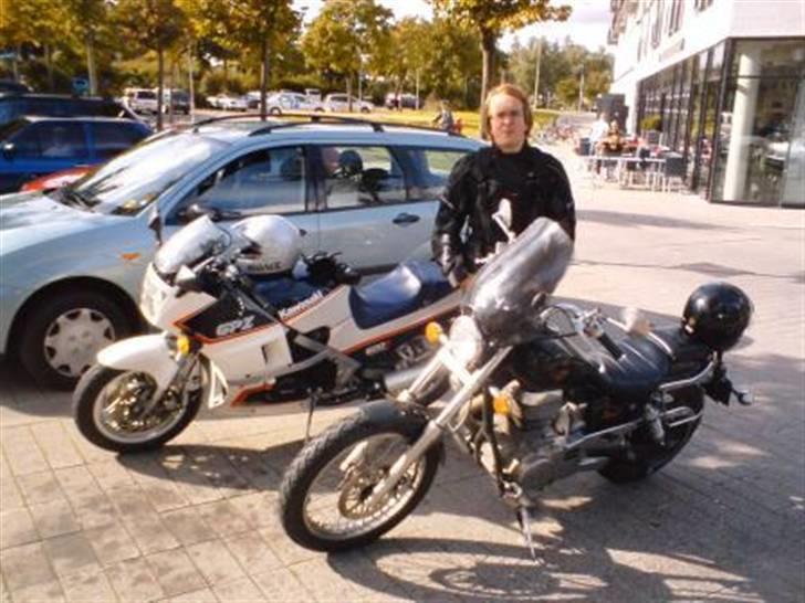 Kawasaki Gpz 600R - Gøttsche med suzukien og min bagved med min GAMLE hjelm ;) fra en søndagstur til kolding!... satan der var langt! :) billede 12