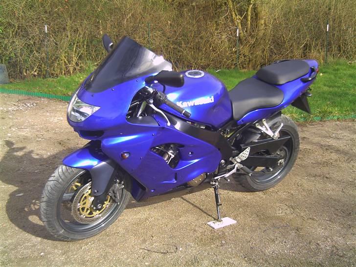 Kawasaki ZX9R Ninja - bemærk det sorte stel. billede 2