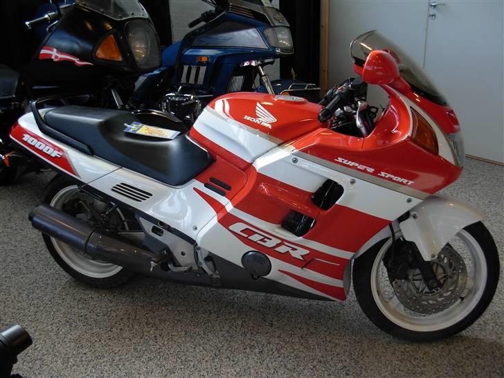 Honda CBR 1000 F Totalskadet - Billededer er taget ved forhandleren da jeg købte den,  er hun ikke dejlig :-) billede 1