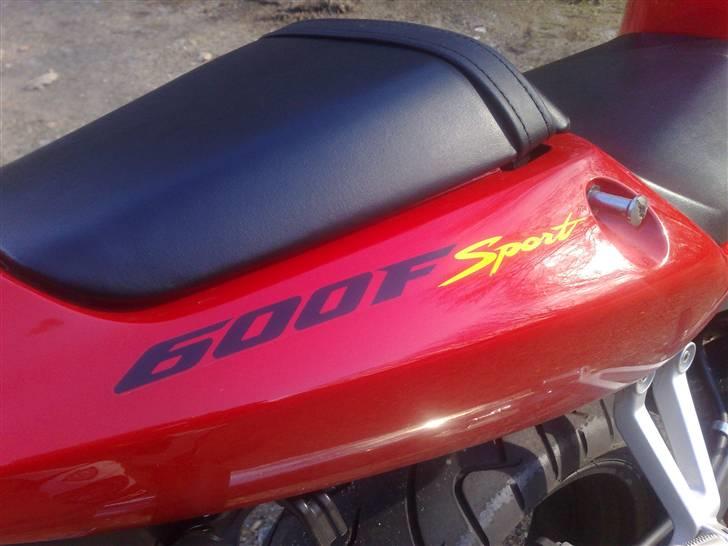 Honda CBR 600 F4 Sport *SOLGT* - Så kom den nye dragt i hus...  billede 5