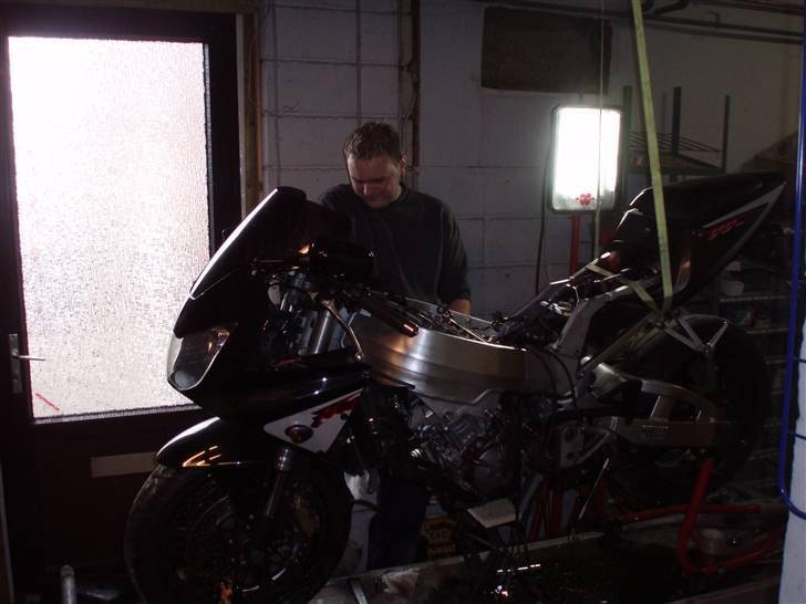Honda cbr 900 fireblade sc44 - min dygtige mekaniker billede 7
