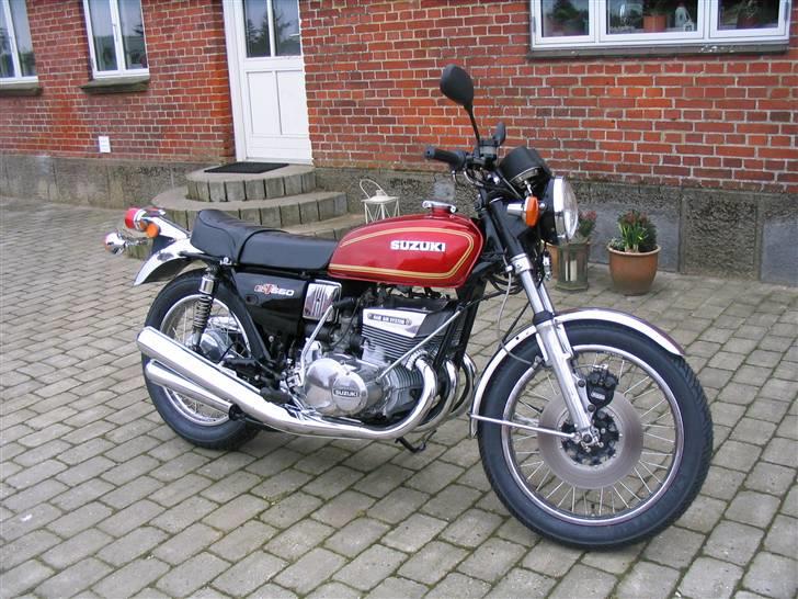 Suzuki GT 550 - Klar til syn, efter 5 måneders puslen billede 1