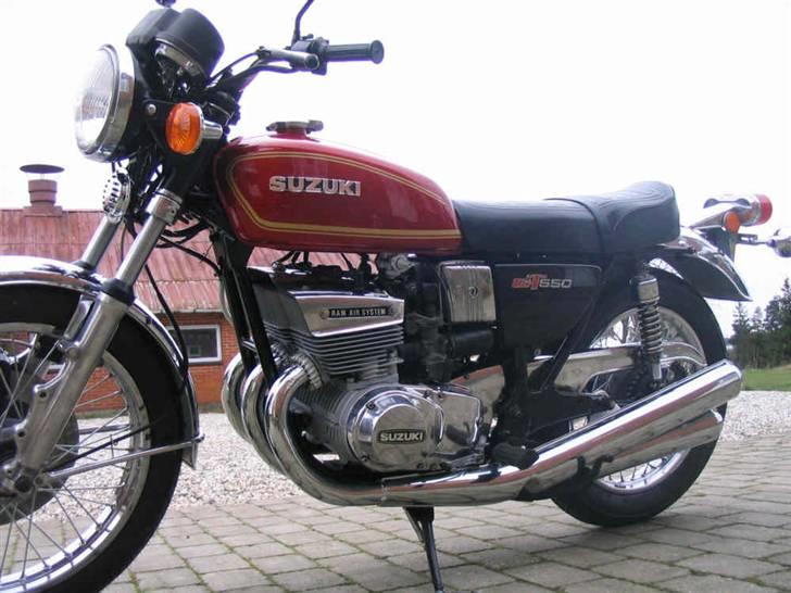 Suzuki GT 550 - Poleret og opfrisket chrom. billede 4