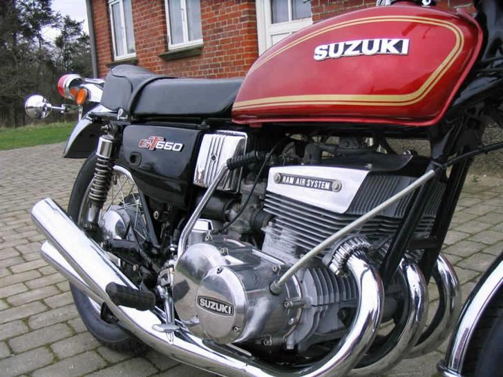 Suzuki GT 550 - Nye stempler, rengøring og mere polering. billede 5