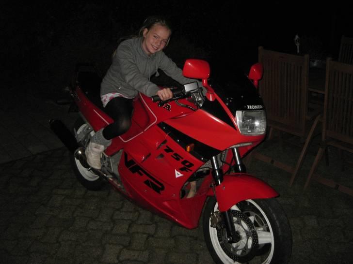 Honda VFR 750 F [SOLGT] - Cyklen er lige ankommet fra Italien / det syd-tyske og min datter sidder på den billede 3