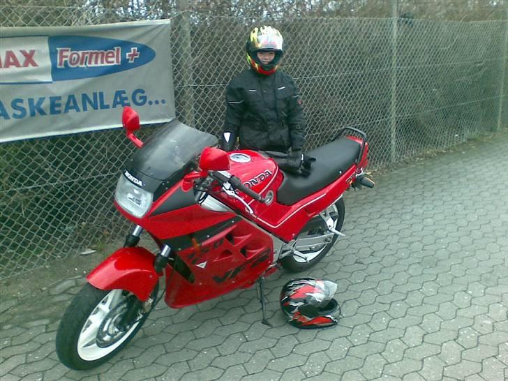 Honda VFR 750 F [SOLGT] - Første tur for min datter på MC. Vi kørte en tur fra Odense til Kerteminde i "stiv kuling" og 5 graders varme... billede 4