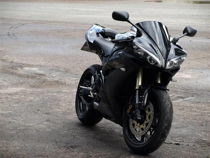 Yamaha YZF R1 Raven Black SOLGT billede 1