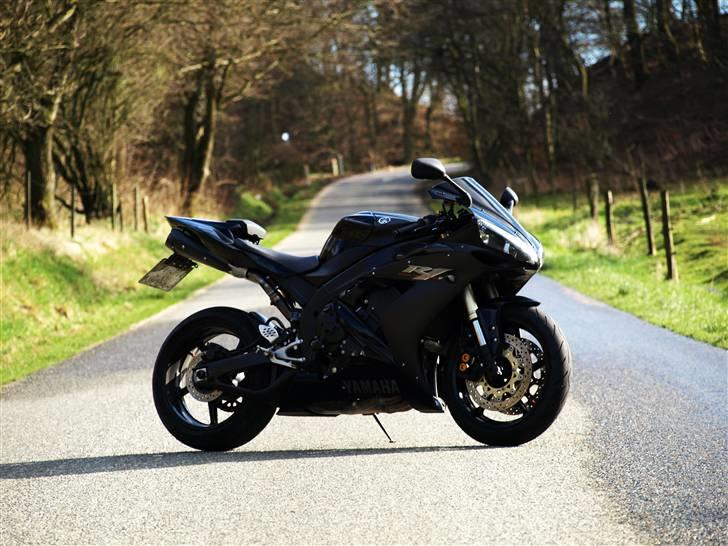 Yamaha YZF R1 Raven Black SOLGT billede 2