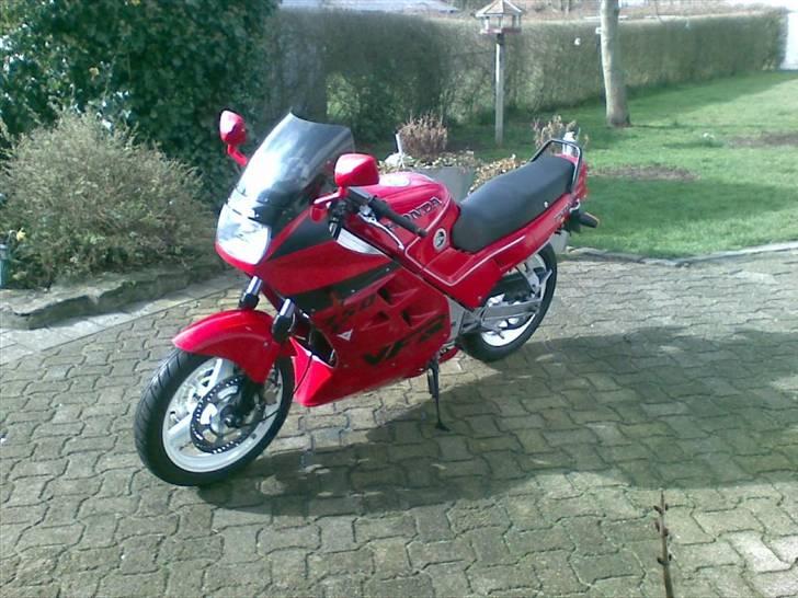 Honda VFR 750 F [SOLGT] - "Geden" er nyvasket og klar til at køre en konfirmand i forsamlingshus :=) billede 6