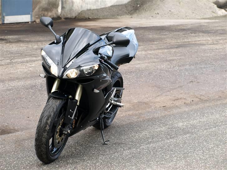 Yamaha YZF R1 Raven Black SOLGT billede 5