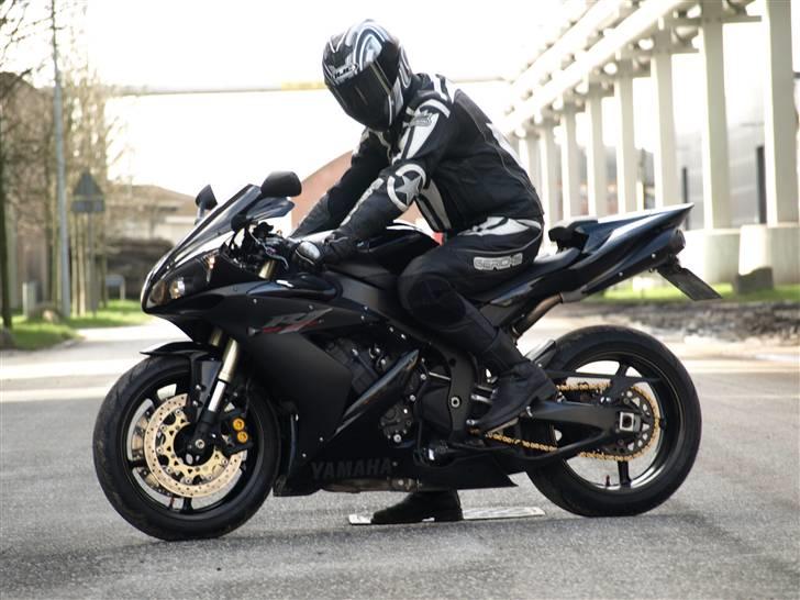 Yamaha YZF R1 Raven Black SOLGT billede 7