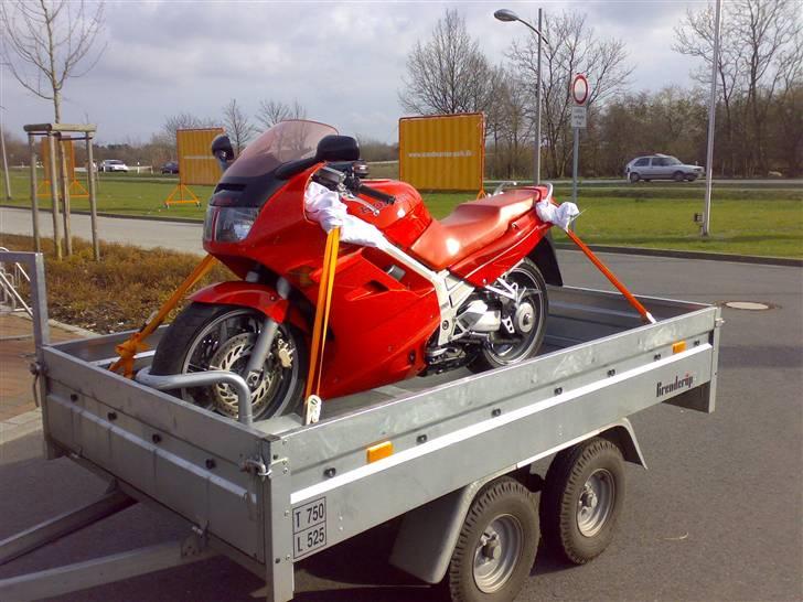 Honda VFR 750 F (Solgt) - På vej hjem, vi skulle lige have proviant med :o) billede 3