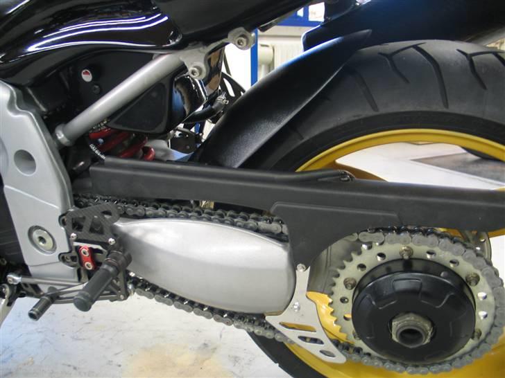 Triumph Daytona 955I - Rearhugger og monosvingeren billede 11