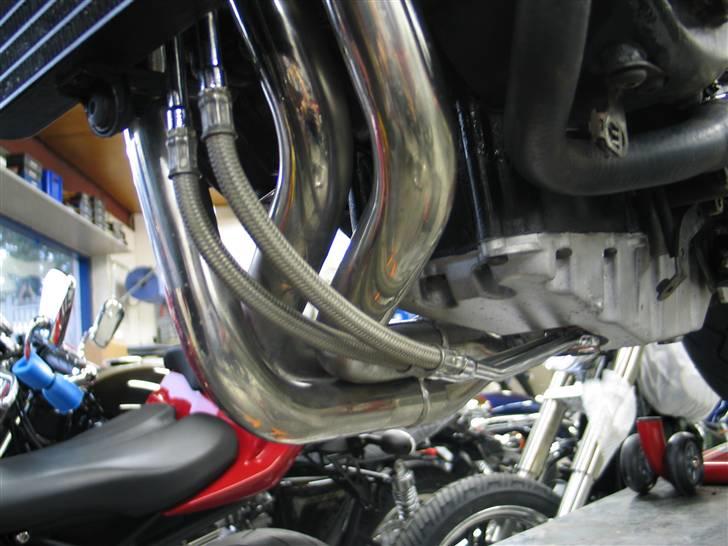 Triumph Daytona 955I - Mig og min forchromer mand misforstod hinanden. Olierørene og forskurningerne til oliekøleren har noget anløbet så jeg ville gerne have dem galvniseret om. Ja de blev så forchromet i stedet... :-) billede 12