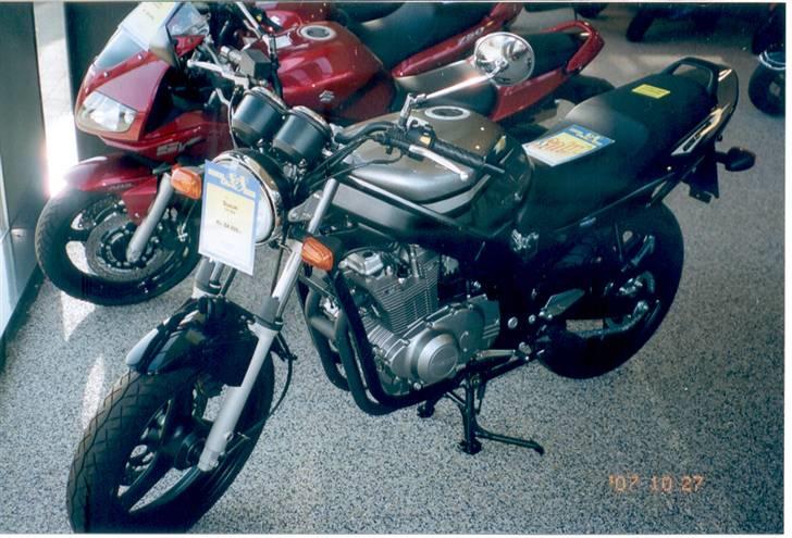 Suzuki GS 500 K7 - I udstillingen hos forhandleren billede 2