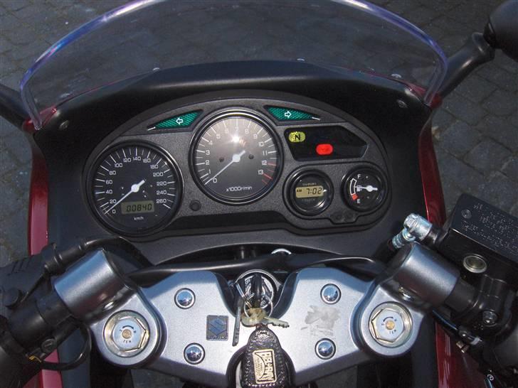 Suzuki *SOLGT* Suzuki GSX 750 F - så har den nået de 800km så den nu kan få op til 9000rpm :P billede 3